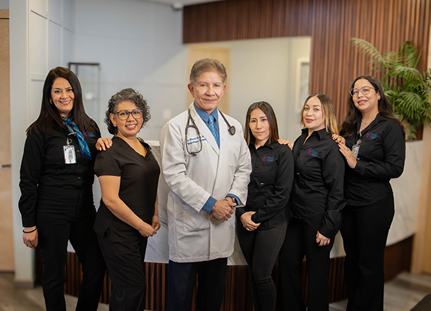 Dr. Manuel Márquez y personal